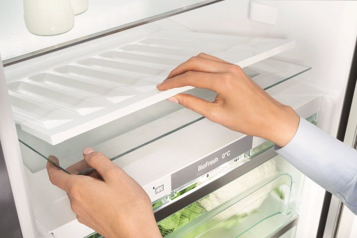 Дверь холодильника должна открывать более, чем на 90 градусов
